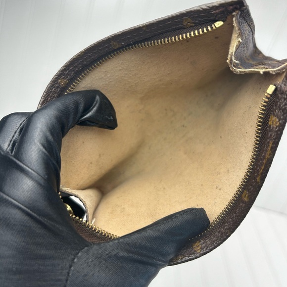 Louis Vuitton Vintage Monogram 
Canvas Toiletry Pouch 17 Cosmetic Bag - Picture 15 of 16